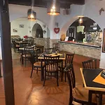 A Restaurace Na Jizdarne Πανσιόν