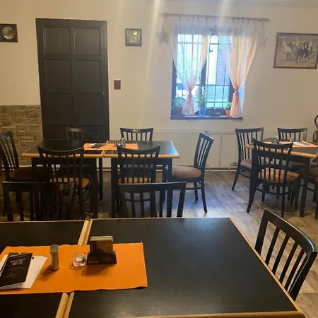 A Restaurace Na Jizdarne Guest house