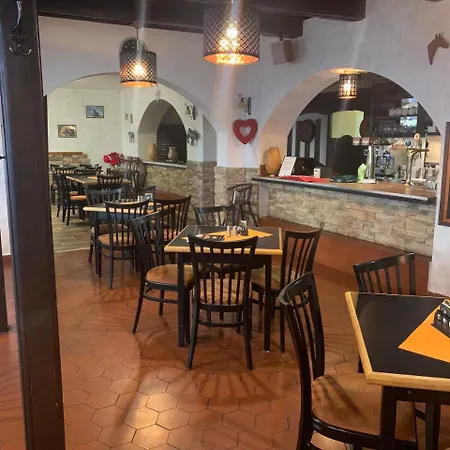 A Restaurace Na Jizdarne בית הארחה